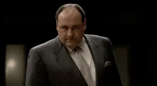 James Gandolfini jako Tony Soprano, ikona serialu "Rodzina Soprano", w charakterystycznym garniturze.