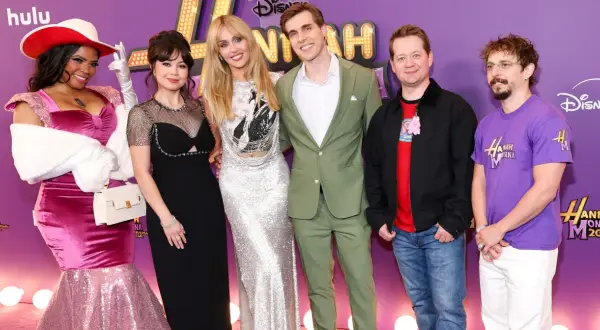Hannah Montana obsada na czerwonym dywanie. Gwiazdy serialu świętują 20. rocznicę.