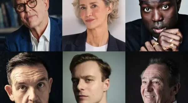 Portrety aktorów z filmu "Harry Potter i Książę Półkrwi". Widoczni m.in. Jim Broadbent, Fiona Shaw, David Gyasi, Toby Jones, Tom Burke, a także starszy mężczyzna.