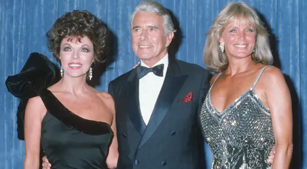 Joan Collins, John Forsythe i Linda Evans, gwiazdy serialu "Dynastia", pozują do zdjęcia.