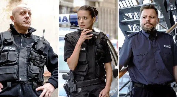 Trzech policjantów i policjantki bohaterowie w akcji. Jeden z nich ma kamizelkę taktyczną, drugi trzyma krótkofalówkę, a trzeci stoi przy schodach.