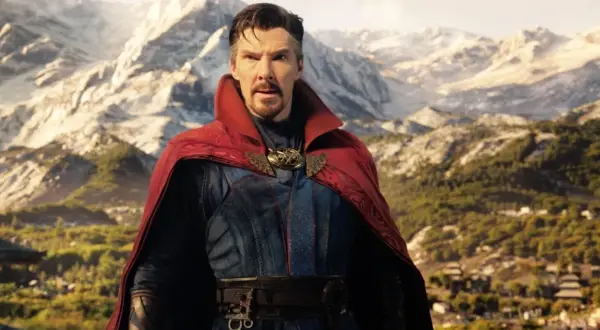 Doktor Strange w multiwersum obłędu obsada. Benedict Cumberbatch jako Strange w czerwonym płaszczu i niebieskim stroju na tle gór.
