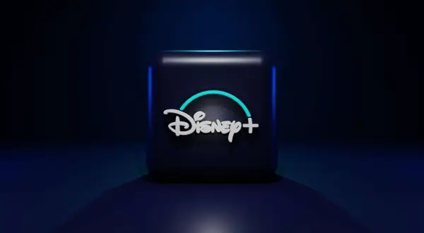 Ciemny sześcian z logo Disney+ w neonowym blasku. Idealny do wyboru **Disney Plus pakiety** dla całej rodziny.