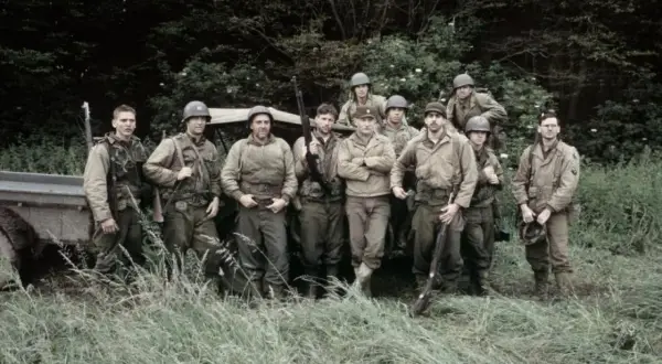Żołnierze z filmu "Szeregowiec Ryan" w pełnym rynsztunku, gotowi do akcji.