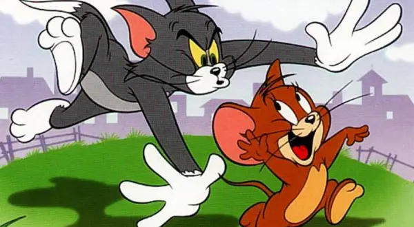 Tom goni Jerry'ego przez zielone wzgórza. Klasyczna scena z tych **starych bajek**, która zawsze bawi.