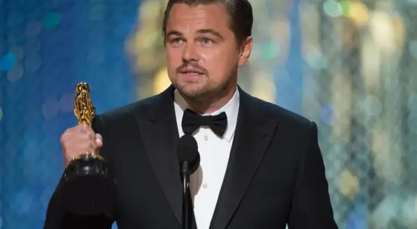 Leonardo DiCaprio wreszcie zdobywa swojego Oscara, trzymając statuetkę w dłoni.