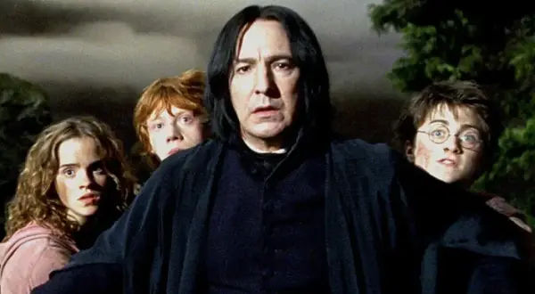 Harry, Ron i Hermiona w "Harry Potter i Więzień Azkabanu" obsada, z Snape'em na pierwszym planie.