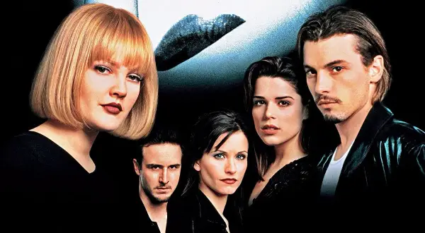 Krzyk 4 obsada: Neve Campbell, Courteney Cox, David Arquette, Emma Roberts i Hayden Panettiere w mrocznym klimacie.