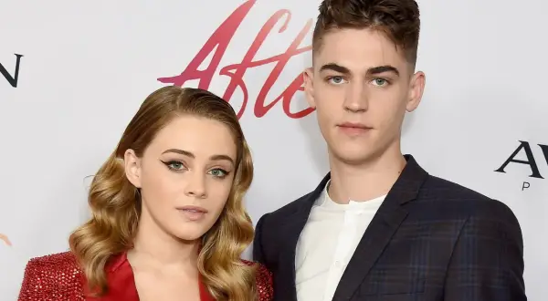 Para po premierze "After" - Josephine Langford i Hero Fiennes Tiffin pozują do zdjęć.