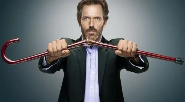 Hugh Laurie, znany z filmów, seriali i programów, łamie laskę.