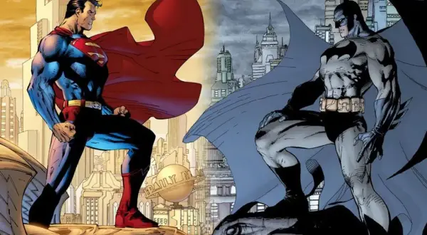 Dwóch legendarnych superbohaterów, Superman i Batman, staje naprzeciw siebie na tle miasta.