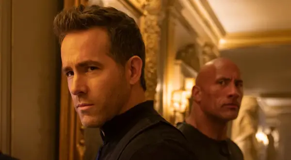 Ryan Reynolds i Dwayne Johnson w scenie z filmu "Czerwona nota 2".