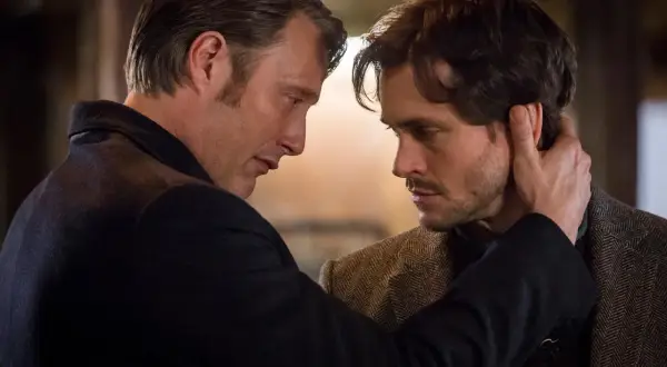 Hannibal obsada: Hannibal Lecter (Mads Mikkelsen) czule dotyka Willa Grahama (Hugh Dancy).