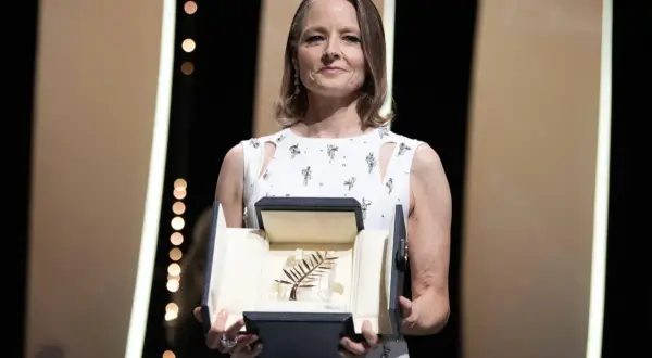 Jodie Foster, znana z wielu wspaniałych filmów, odbiera nagrodę.