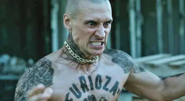 Agresywny mężczyzna z tatuażem "FURIOZA" na klatce piersiowej. Czy Furioza jest na faktach? Film oparty na prawdziwej historii.