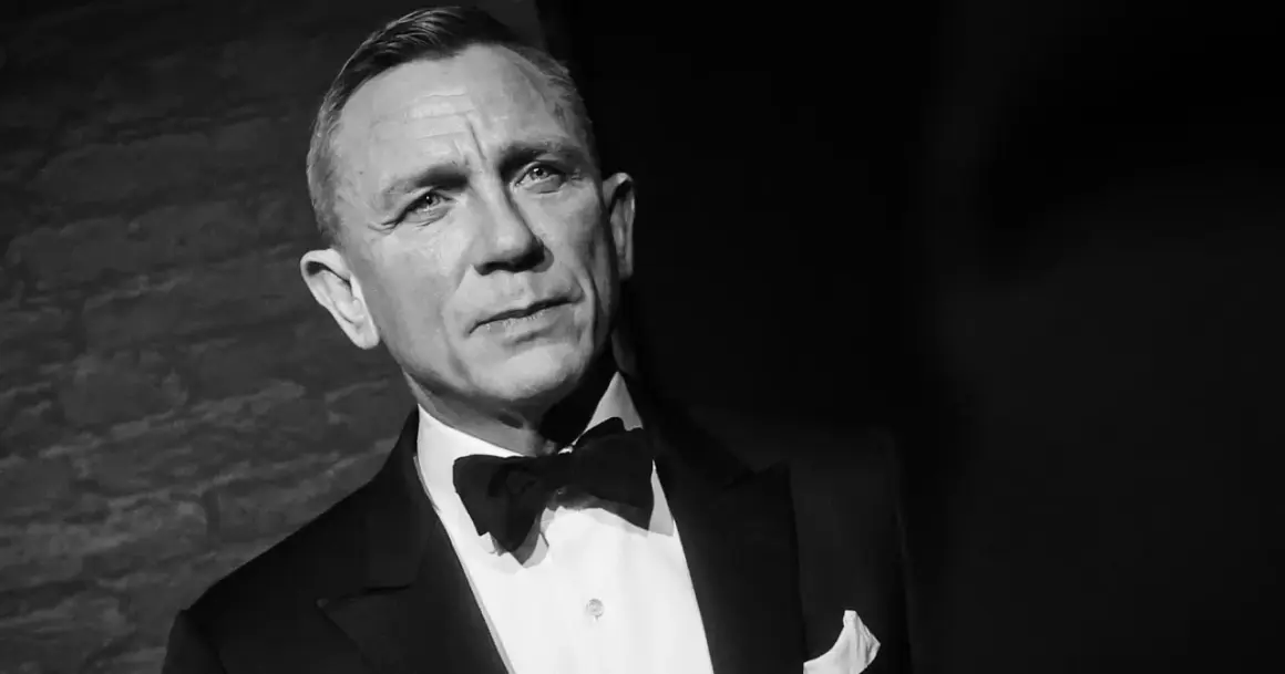 Daniel Craig w smokingu, gotowy na kolejną misję jako nowy Bond.