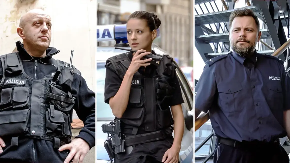 Trzech policjantów i policjantki bohaterowie w akcji. Jeden z nich ma kamizelkę taktyczną, drugi trzyma krótkofalówkę, a trzeci stoi przy schodach.