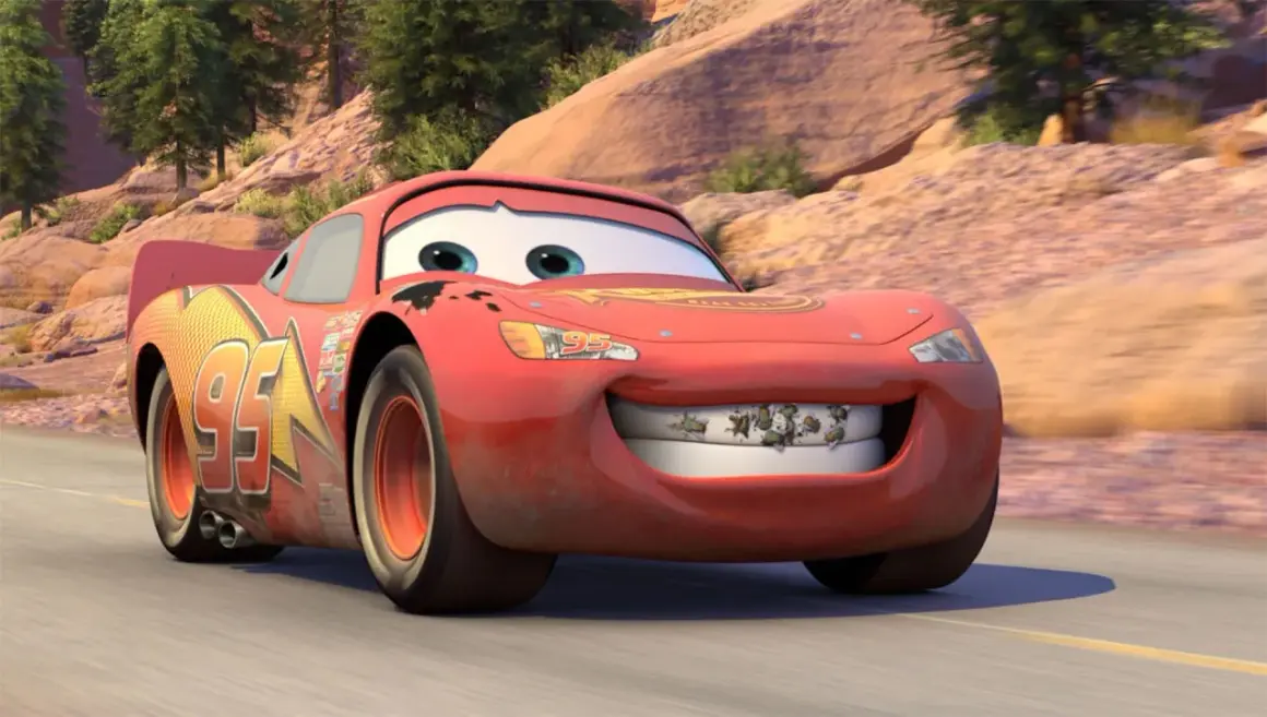 Błyskawica McQueen z "Auta 4" na drodze, z uśmiechem pełnym... owadów. Premiera filmu już wkrótce!