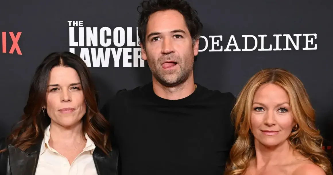Neve Campbell, Manuel Garcia-Rulfo i Becki Newton, czyli gwiazdy serialu "Prawnik z Lincoln".