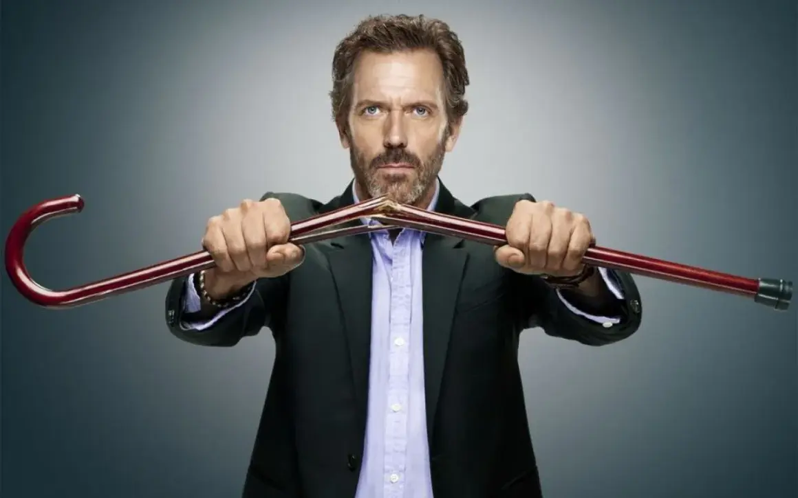 Hugh Laurie, znany z filmów, seriali i programów, łamie laskę.