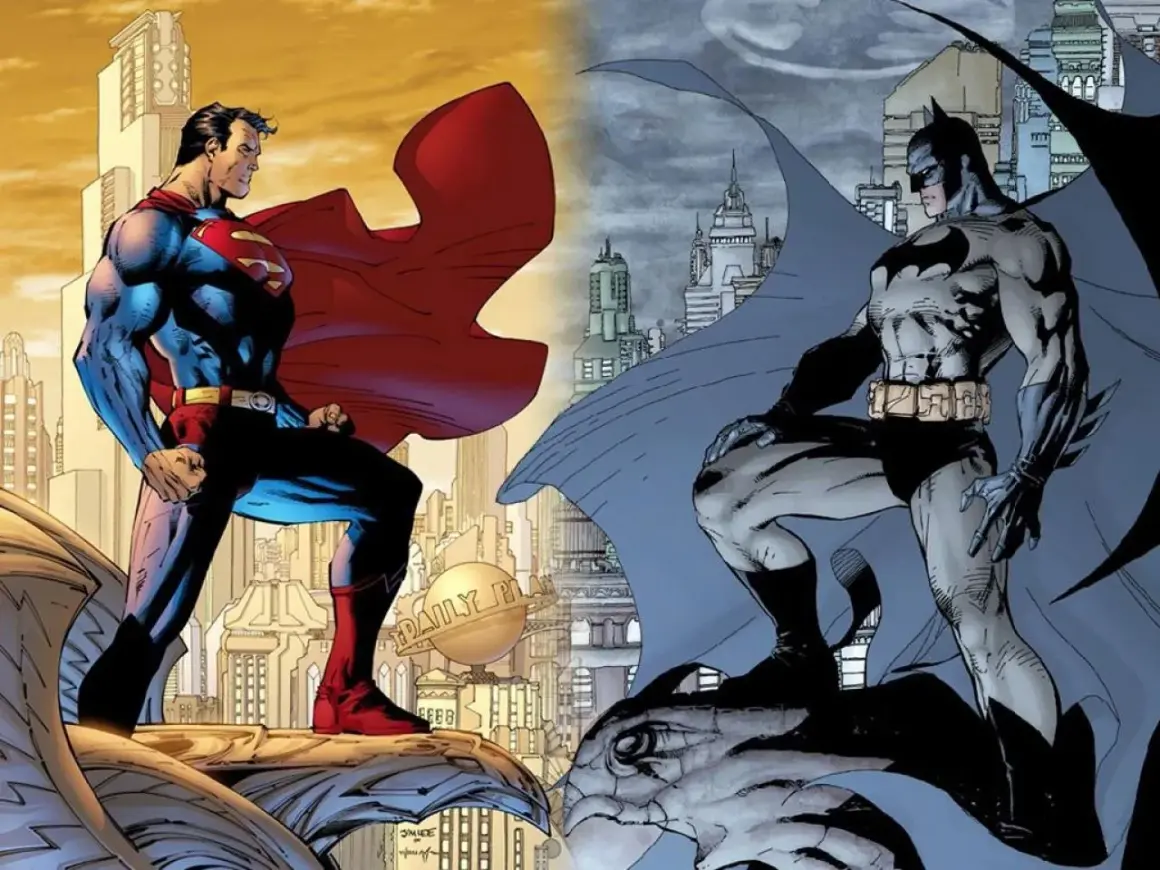 Dwóch legendarnych superbohaterów, Superman i Batman, staje naprzeciw siebie na tle miasta.