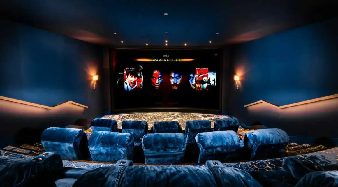 Co to kino IMAX? Odkryj wyjątkowe wrażenia filmowe i różnice