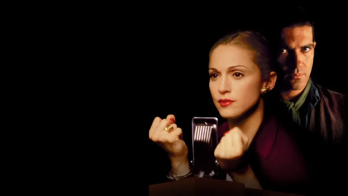 Evita przemawia do tłumu, z Che Guevarą w tle.