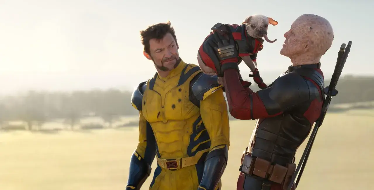 Deadpool & Wolverine obsada: Wolverine w żółtym stroju i Deadpool trzymający psa w kamizelce.