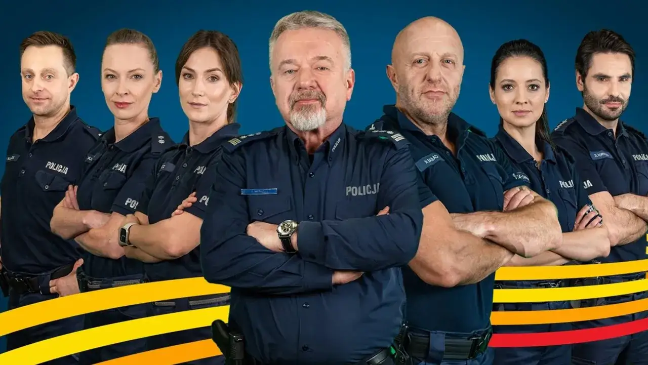 Siedmioro policjantek i policjantów bohaterów w mundurach, z rękami skrzyżowanymi na piersiach, na tle niebieskim z żółto-czerwonymi pasami.