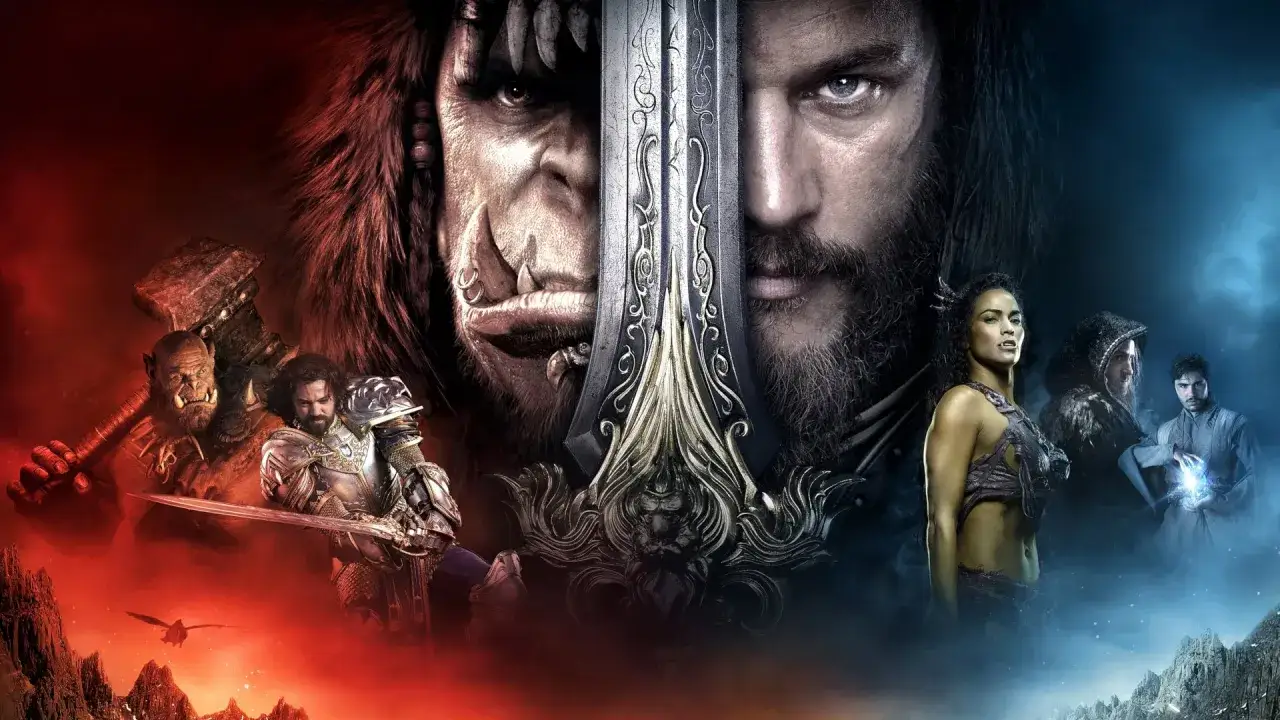 Plakat Warcraft: Początek. Zestawienie twarzy orka i człowieka, z wojownikami i magami.