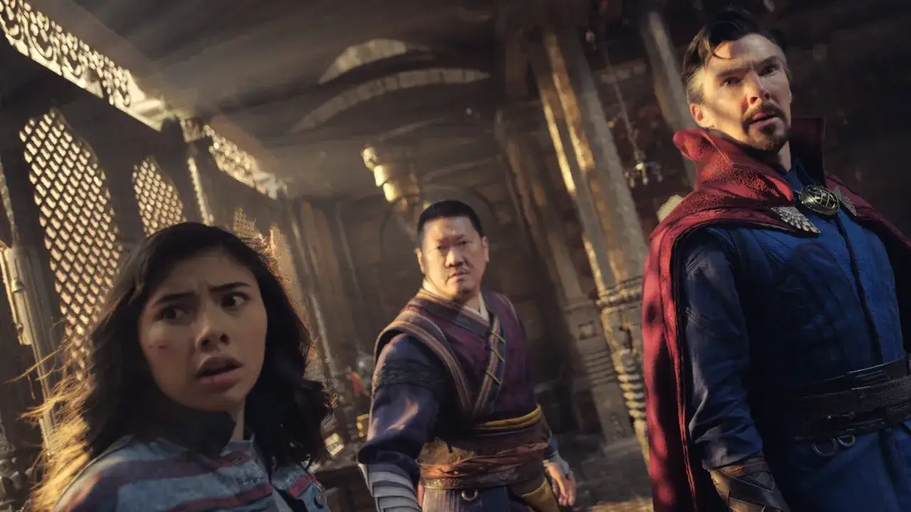 Doktor Strange w multiwersum obłędu: obsada filmu, w tym America Chavez i Wong, w tajemniczym wnętrzu.