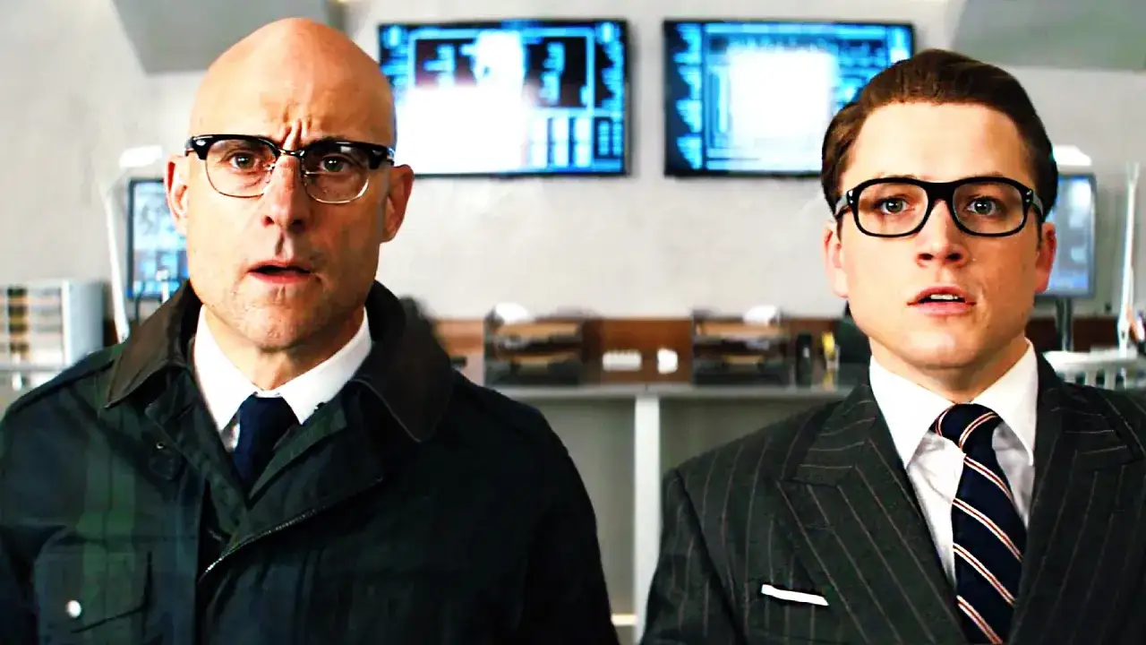 Kingsman: Tajne Służby obsada: Colin Firth i Taron Egerton w okularach, z zaskoczoną miną, gotowi na akcję.