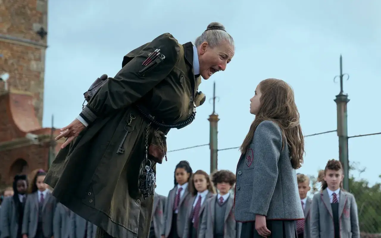 Zimna dyrektorka grozi małej Matyldzie. W tle widać resztę obsady filmu.