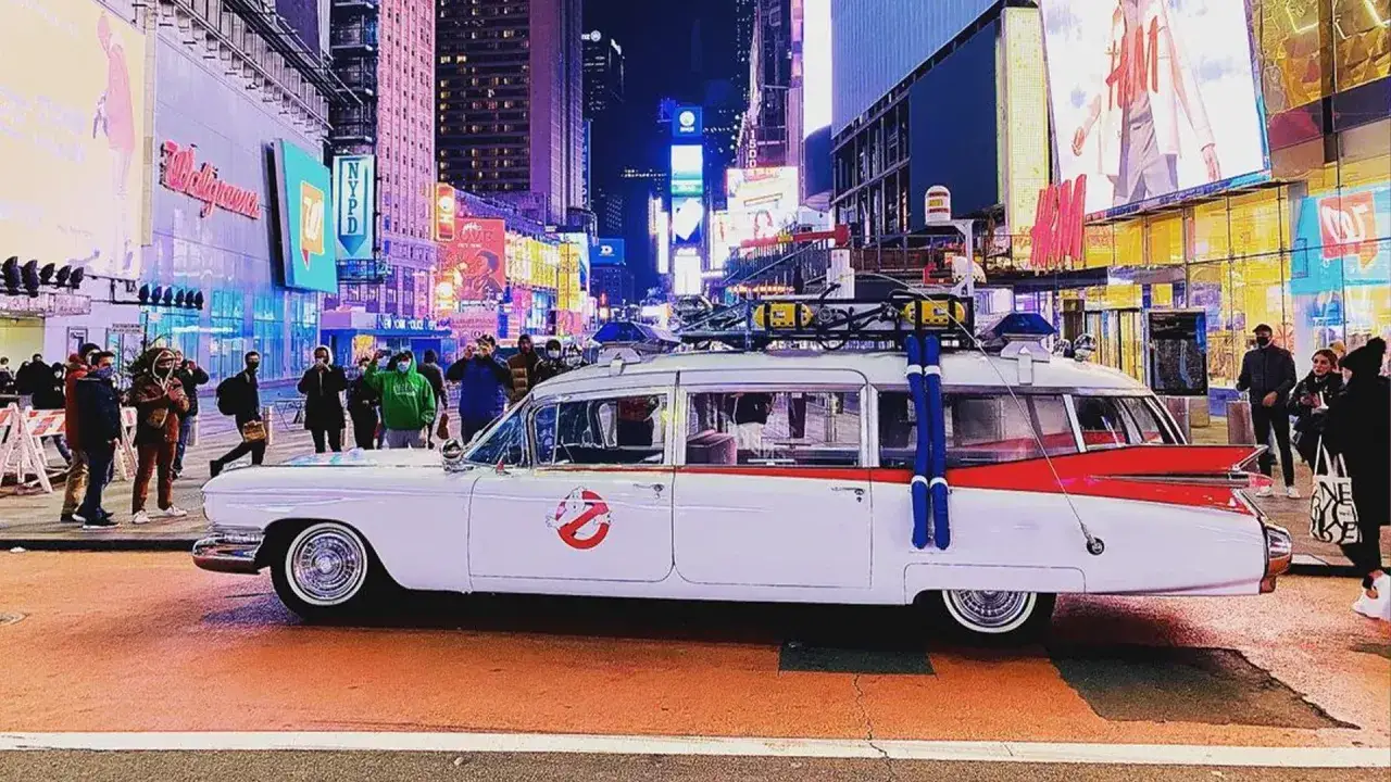 Ecto-1, samochód pogromców duchów, stoi na tle neonowego Times Square.