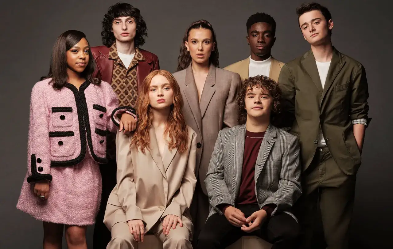 Aktorzy Stranger Things pozują do zdjęcia. Widać tu całą ekipę, która zmierzy się z kolejnymi wyzwaniami w Hawkins.