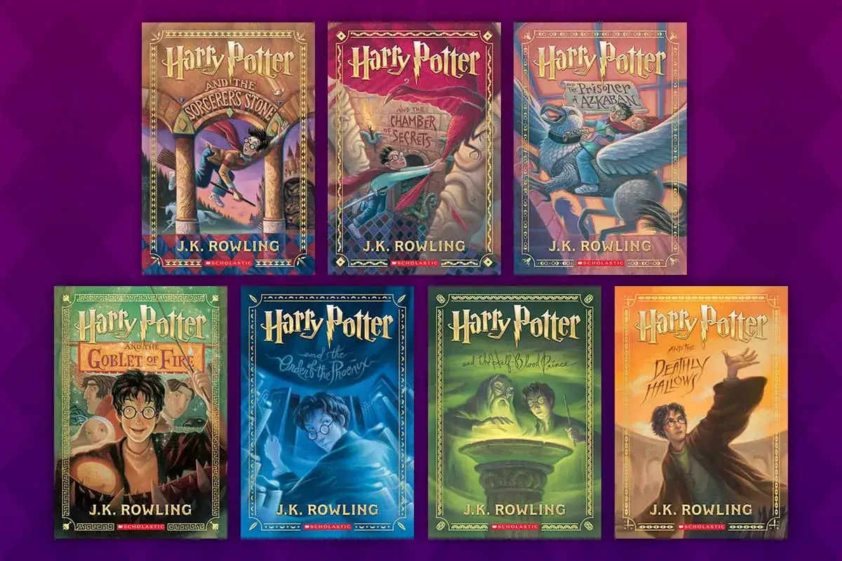 Okładki książek z serii Harry Potter po kolei: Kamień Filozoficzny, Komnata Tajemnic, Więzień Azkabanu, Czara Ognia, Zakon Feniksa, Książę Półkrwi, Insygnia Śmierci.