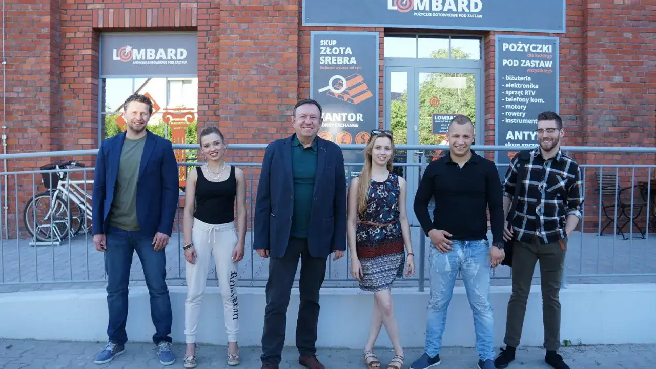 Ekipa lombard. życie pod zastaw pozuje przed budynkiem.