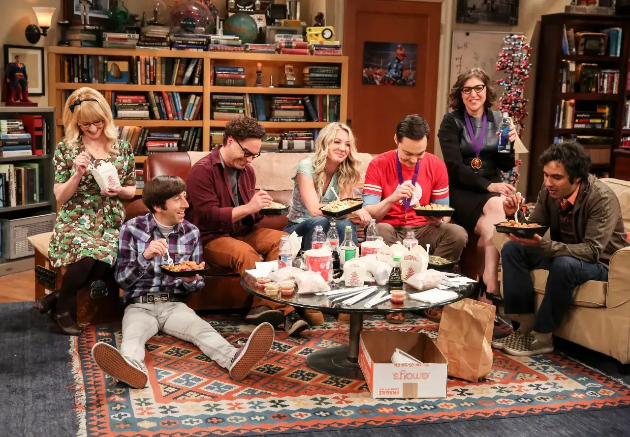 Teoria wielkiego podrywu obsada: Penny, Sheldon, Amy, Leonard, Howard i Raj jedzą chińskie jedzenie w salonie.