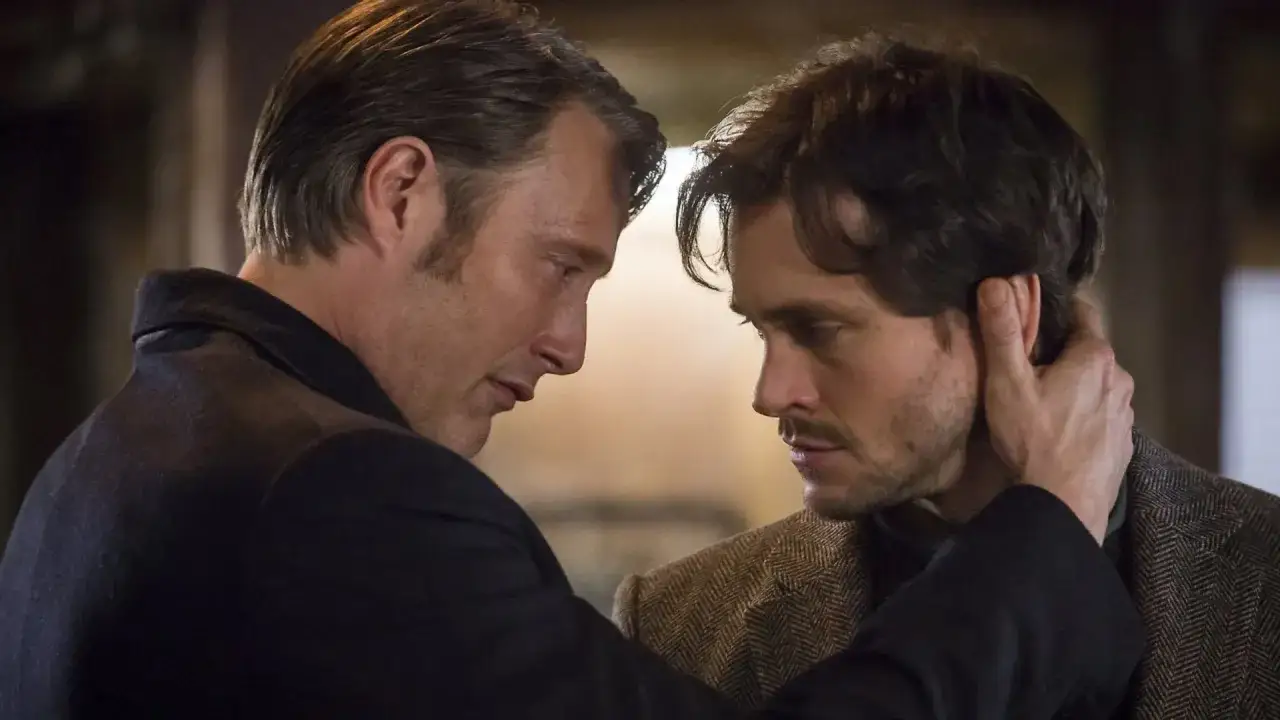 Mads Mikkelsen w serialu Hannibal, w intymnym uścisku z Willem Grahamem.