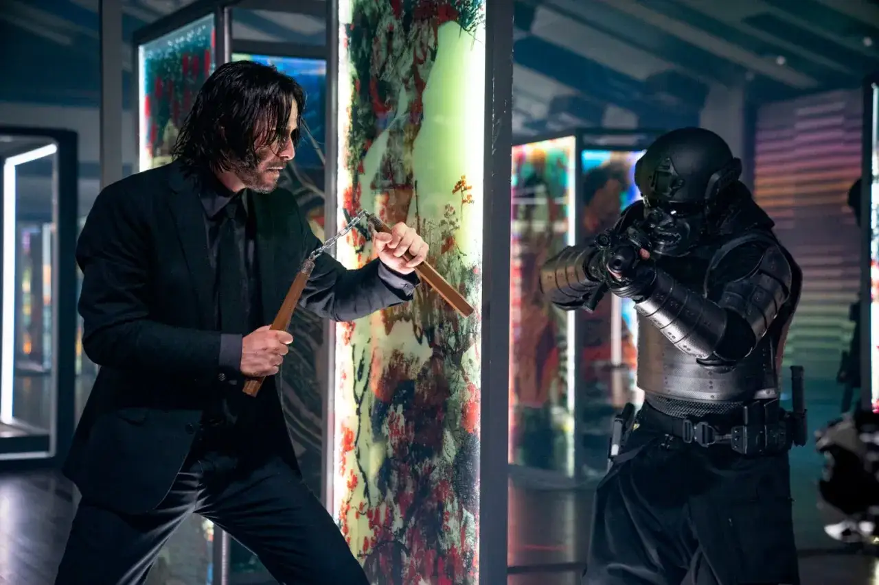 John Wick w czarnym garniturze, z nunchaku w dłoniach, staje naprzeciw przeciwnika w zbroi. Zapowiada się kolejna odsłona przygód Johna Wicka 5.