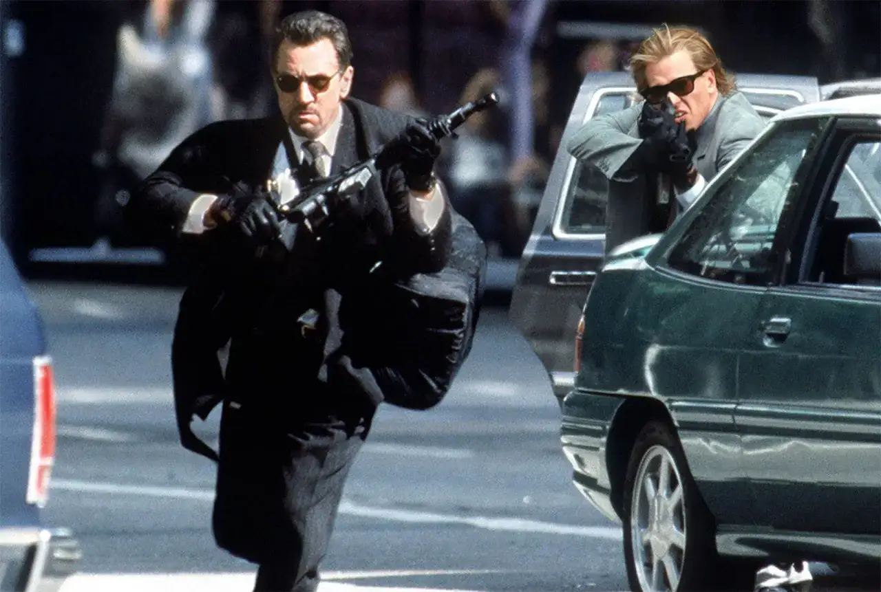 Robert De Niro i Val Kilmer w scenie akcji z filmu 