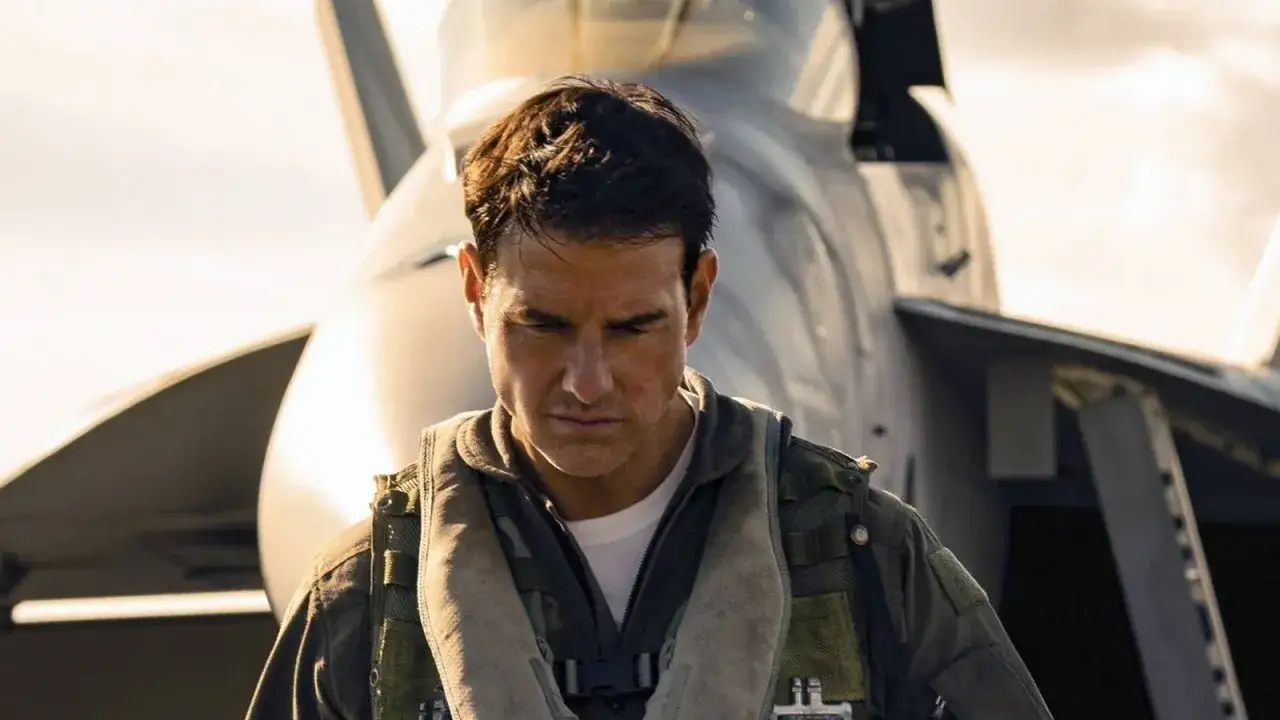 Tom Cruise w mundurze pilota, zamyślony obok myśliwca. Czy to zapowiedź Top Gun 3?