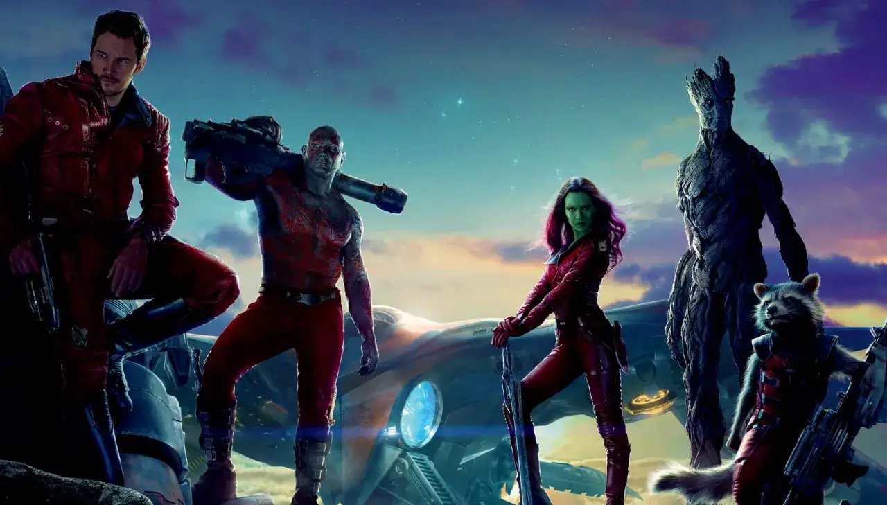 Strażnicy Galaktyki 4: Star-Lord, Drax, Gamora, Groot i Rocket gotowi do akcji na tle statku kosmicznego.