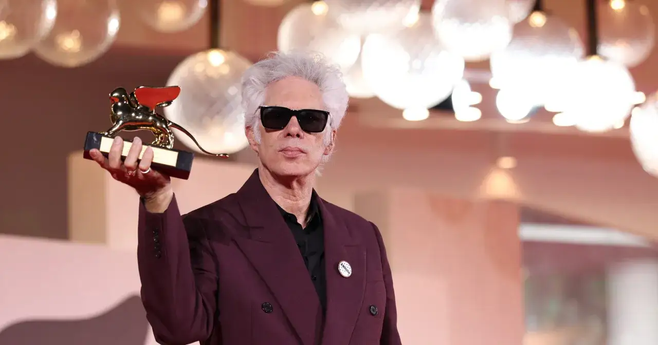 Jim Jarmusch z Złotym Lwem, główna nagroda festiwalu filmowego w Wenecji, w dłoni.