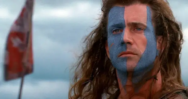 William Wallace z "Braveheart" z niebieską farbą na twarzy, gotowy do walki. Obsada "Waleczne Serce" w akcji.