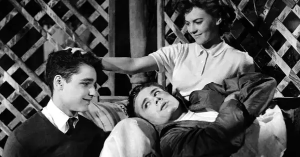 Buntownik z wyboru obsada: James Dean, Natalie Wood i Sal Mineo w scenie z filmu.