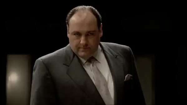 James Gandolfini jako Tony Soprano, ikona serialu "Rodzina Soprano", w charakterystycznym garniturze.