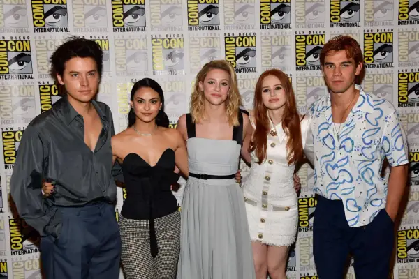 Riverdale obsada: Cole Sprouse, Camila Mendes, Lili Reinhart, Madelaine Petsch i KJ Apa pozują na tle logo Comic-Con.