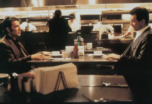 Al Pacino i Robert De Niro w kultowej scenie z filmu "Gorączka" (1995). Obsada filmu w pełnej krasie.