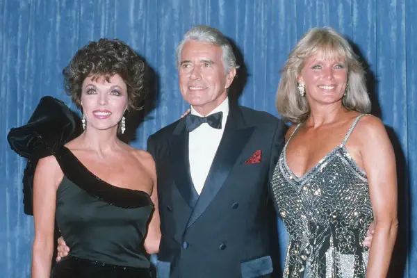 Joan Collins, John Forsythe i Linda Evans, gwiazdy serialu "Dynastia", pozują do zdjęcia.